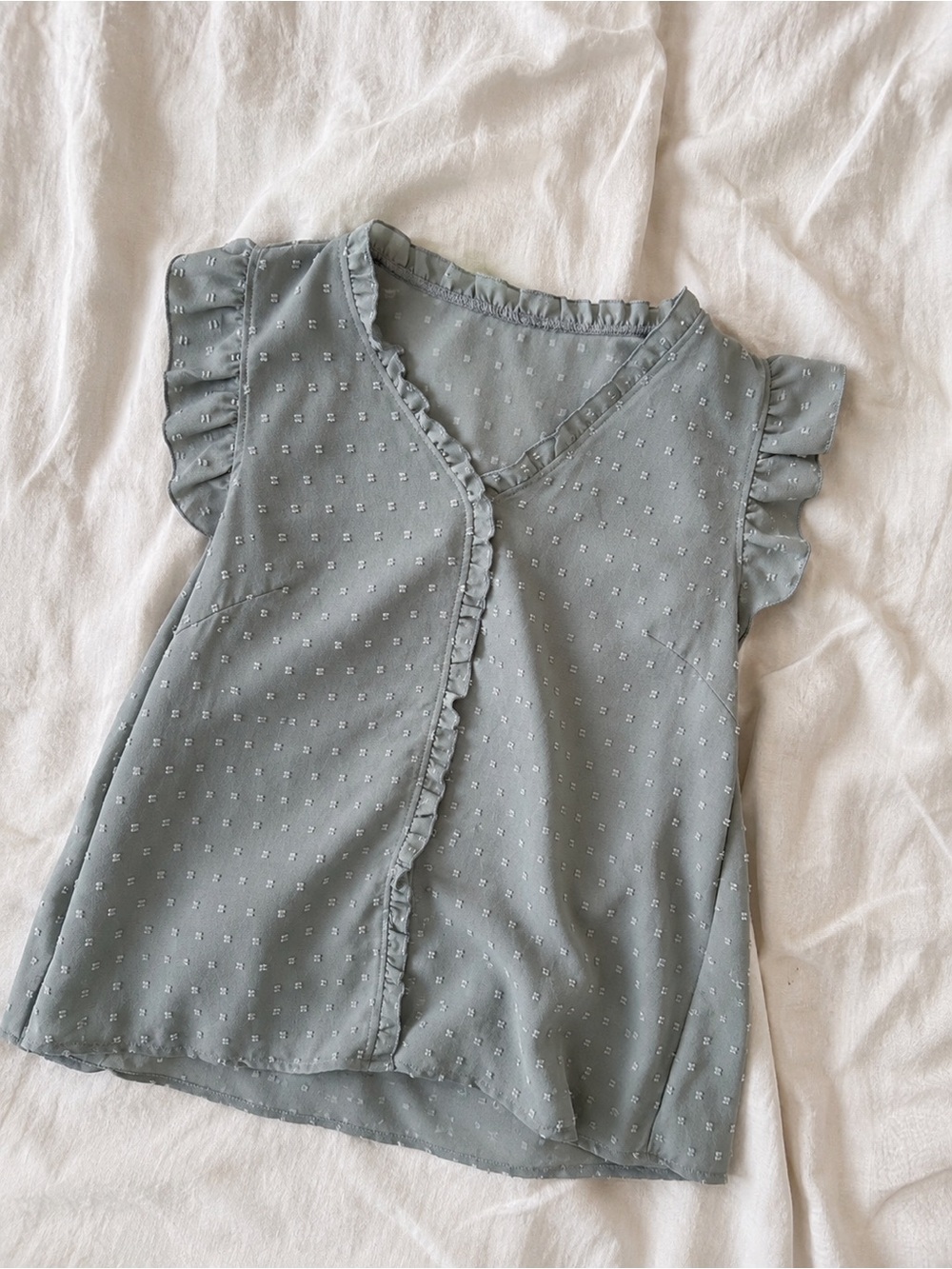 🌼 3/$15 Women’s Sage Green Swiss Dot Sleeveless Ruffle Blouse Sz 2XL